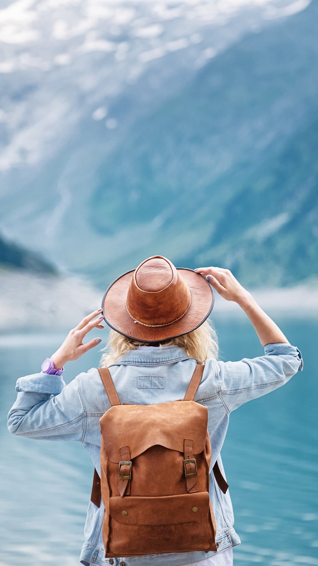 Mujer viajando con SegurosFly